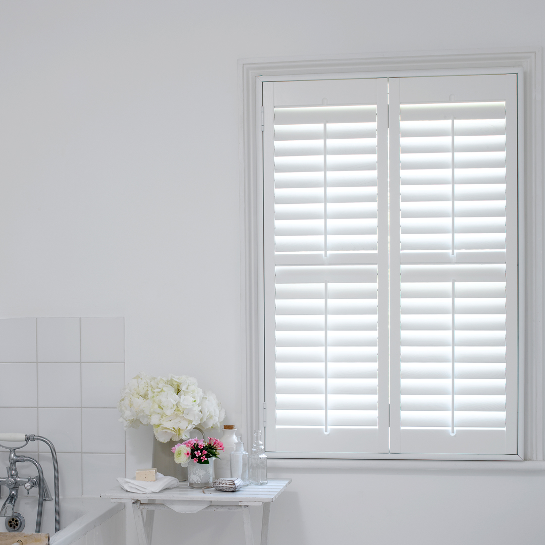 Hybrawood,-Vivid-White,-Central-rod,-bathroom,-closed